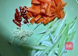 蒜泥胡萝卜炒西芹的做法图解2