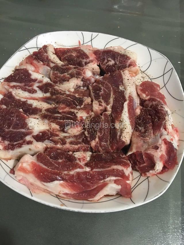 加海盐，然后反复翻面，拍打，腌制20分钟
