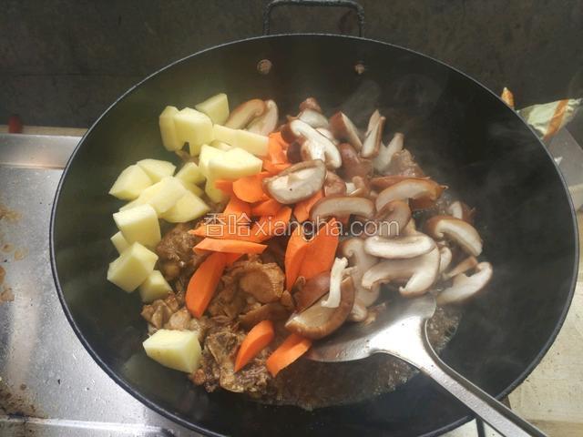 炒完鸡后加入各种蔬菜块再次翻炒，然后加入水炖煮