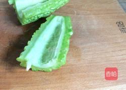 苦瓜炒鸡蛋的做法图解1