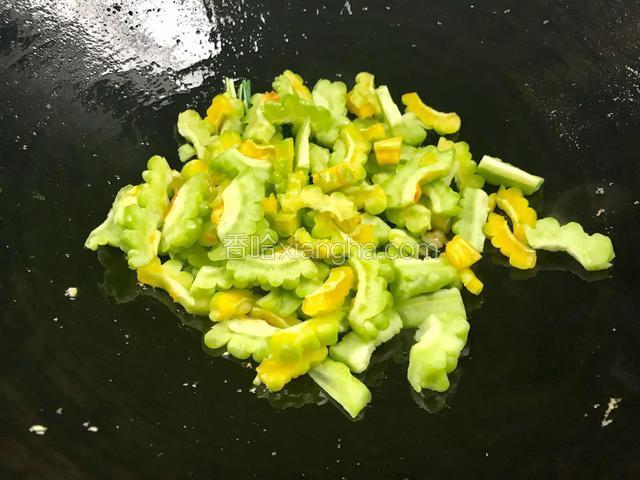 倒入苦瓜，大火炒至变色