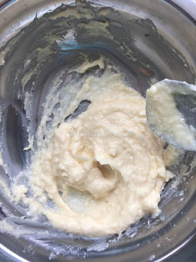 奶油奶酪加30克糖粉或细砂糖打散打匀