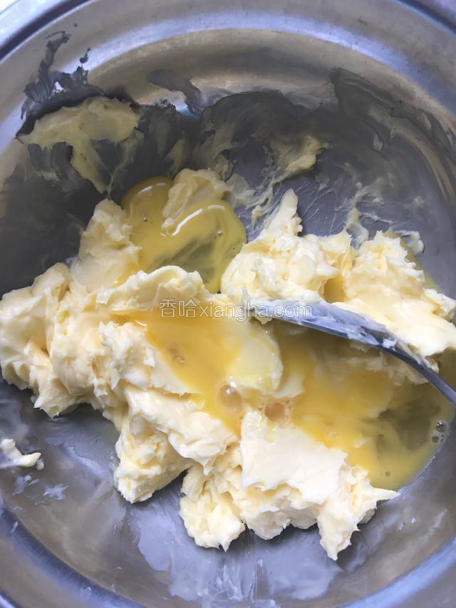冷藏馅料的同时做饼皮，110克黄油室温软加两个打散的鸡蛋液，分三次加入，每次加时要和匀再加