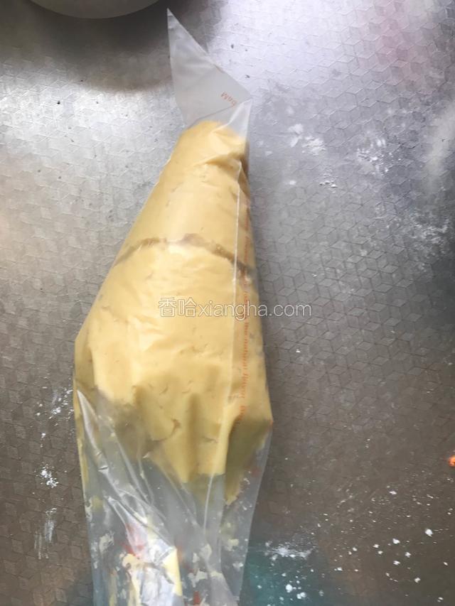 放入裱花袋中，剪个小口。
