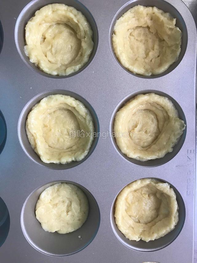 然后四周再挤两三圈，用手压一压做成碗状