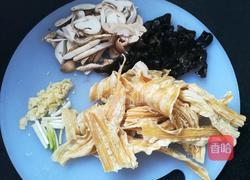 腐竹木耳炒蘑菇的做法图解1
