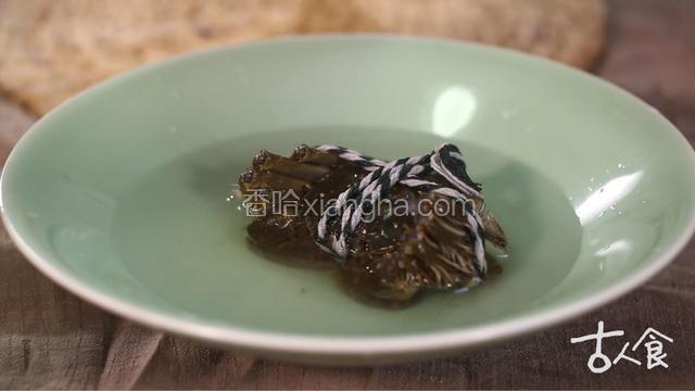 新鲜螃蟹洗净，捆绑好于一旁待用，姜切片；