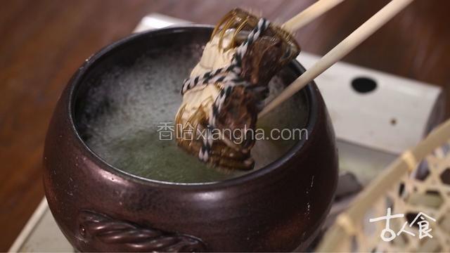 锅中加水，加入紫苏、姜片、桂皮、盐，水开后放入螃蟹；
