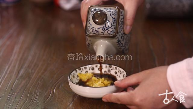橙肉捣烂，加香醋调成酱料