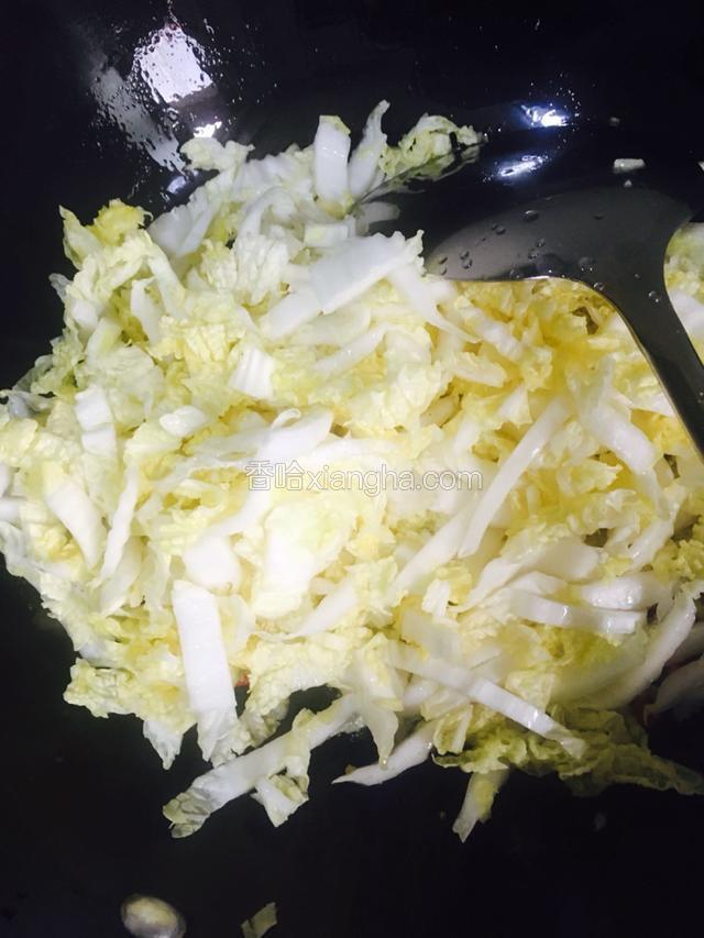 放入娃娃菜煸炒变色