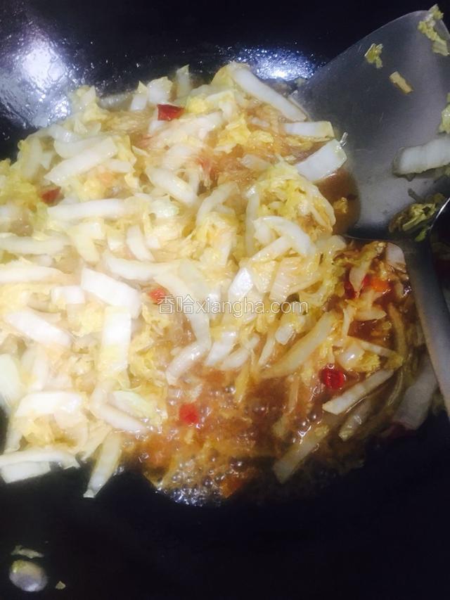 倒入粉丝，加入蚝油、蒸鱼豉油、生抽用小火翻炒均匀即可出锅。