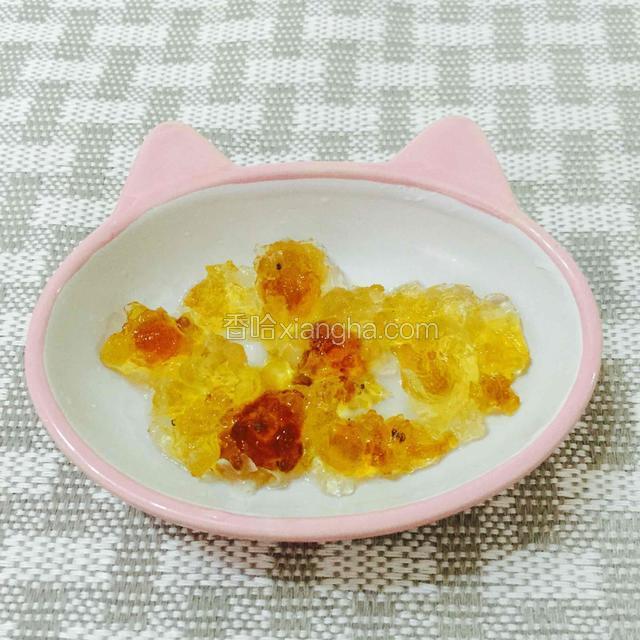 桃胶提前一晚泡发，泡好后挑掉杂质。