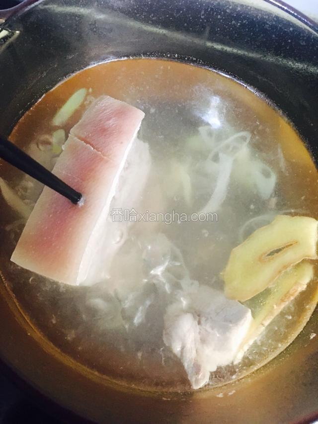 用筷子戳一下，能戳进去说明肉熟了。