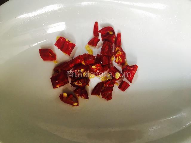 小米掓洗净切碎备用。