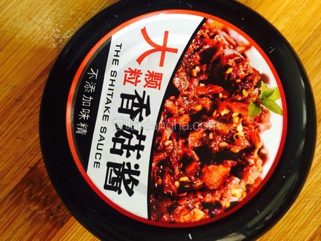 准备一盒香哈香菇酱