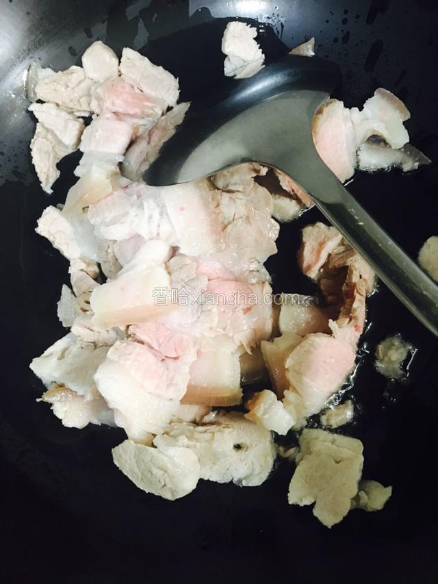 放入切好的五花肉进行煸炒。