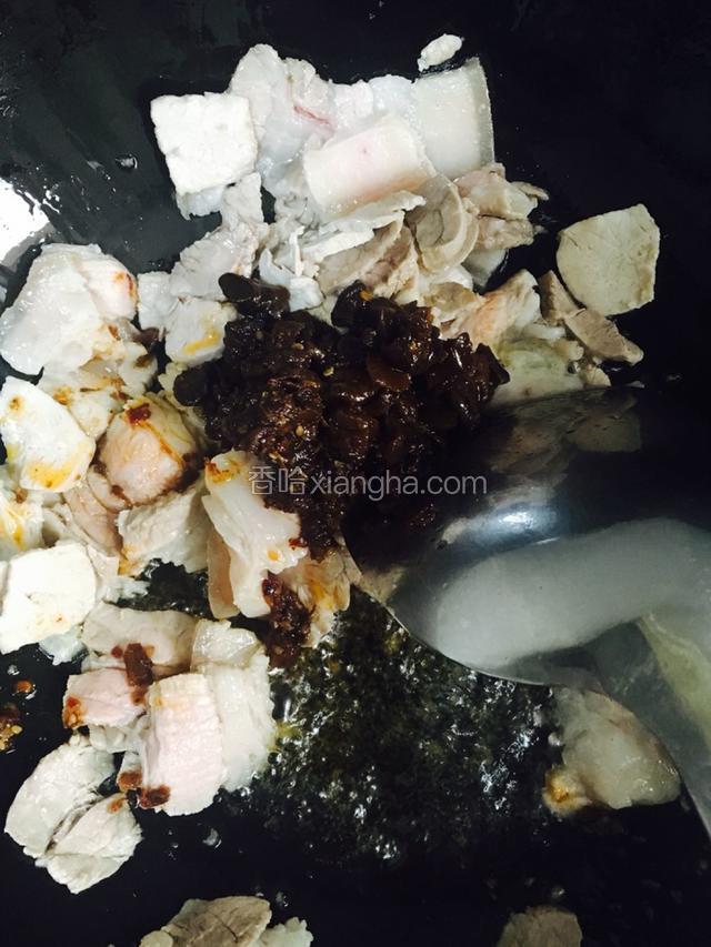 待肉炒至卷起时放入一盒香菇酱继续翻炒均匀后