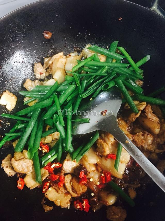 翻炒均匀后加入小葱段和小米椒粒翻炒均匀即可出锅。