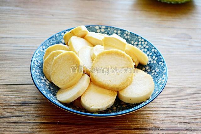 杏鲍菇洗净，切薄片