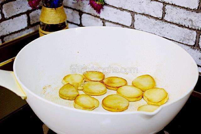 煎至两面金黄，变软变熟即可