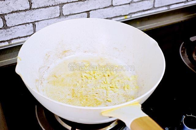 锅中底油，加入蒜末，爆香