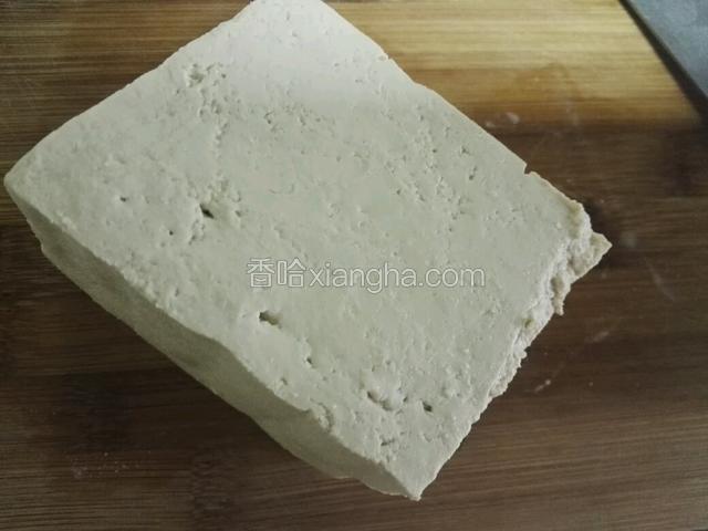 选新鲜老豆腐一块，用盐水泡二十分钟