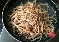 凉拌豆皮丝的做法图解2