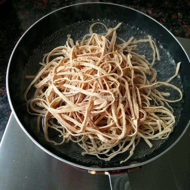 锅里水烧开，下入豆皮丝焯水三四分钟