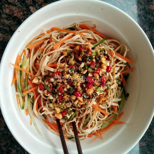 倒在豆皮丝碗里搅拌均匀