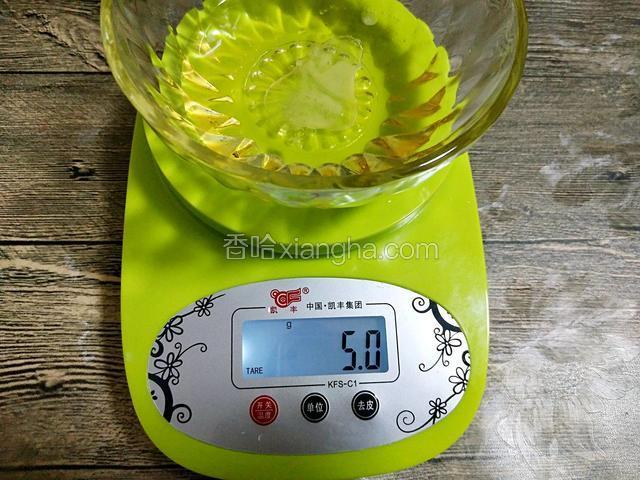 把搅拌融化的枧水放5克到玉米油中