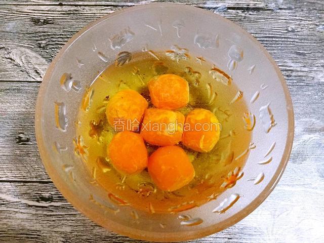 这个时候准备蛋黄，用适量玉米油把蛋黄泡上，至少1个小时（这是12个月饼的蛋黄，做19个月饼需再加泡4个蛋黄）