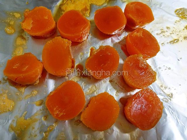 蛋黄放入烤箱，上下火150℃烤8分钟即可，烤好后用刀切开，把蛋黄一分为二（50克的模具最好用半个蛋黄，20克的馅不好包一个整的蛋黄，如果是75克的模就可以用一个整的蛋黄）