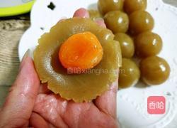 广式月饼（50克莲蓉蛋黄馅）的做法图解16
