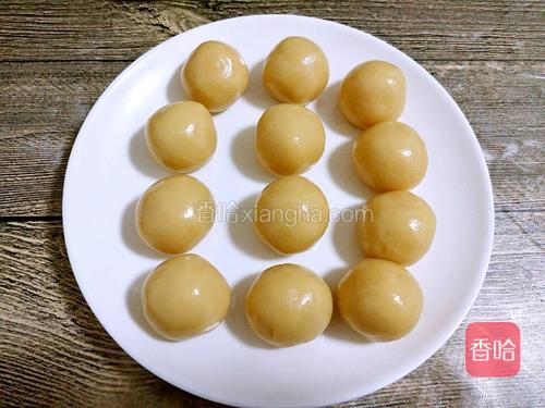 依次称重搓好的月饼皮（这里只拍了12个）