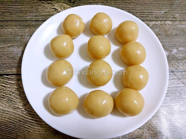 依次称重搓好的月饼皮（这里只拍了12个）