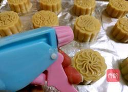 广式月饼（50克莲蓉蛋黄馅）的做法图解28