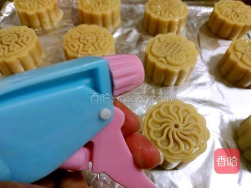 用喷壶喷少量水在月饼上（喷壶是水雾出水，这个步骤不能省）