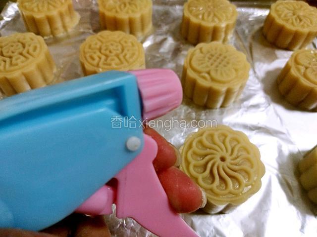 用喷壶喷少量水在月饼上（喷壶是水雾出水，这个步骤不能省）