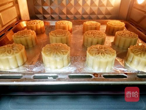 放入烤箱中上层，调到上下火190℃烤8分钟左右定型（一定要高温快速定型）