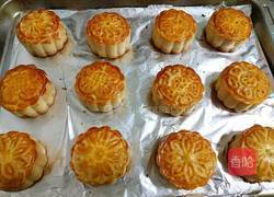 广式月饼(50克莲蓉蛋黄馅)的做法图解34