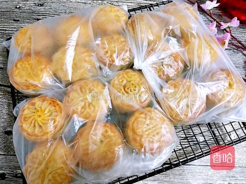 凉透后放入保鲜袋密封好，袋口扎紧，天气不热就不要放冰箱，常温放两三天回油就可以吃了（如果转化糖浆做的好，回油情况也会好，可能第二天就回油了，我这放了几个小时，感觉都开始回油了）