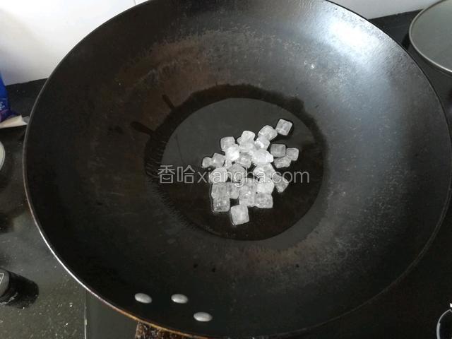 锅里下适量油，加入冰糖，开小火慢慢熬。