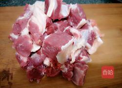 牛肉炖萝卜的做法图解1