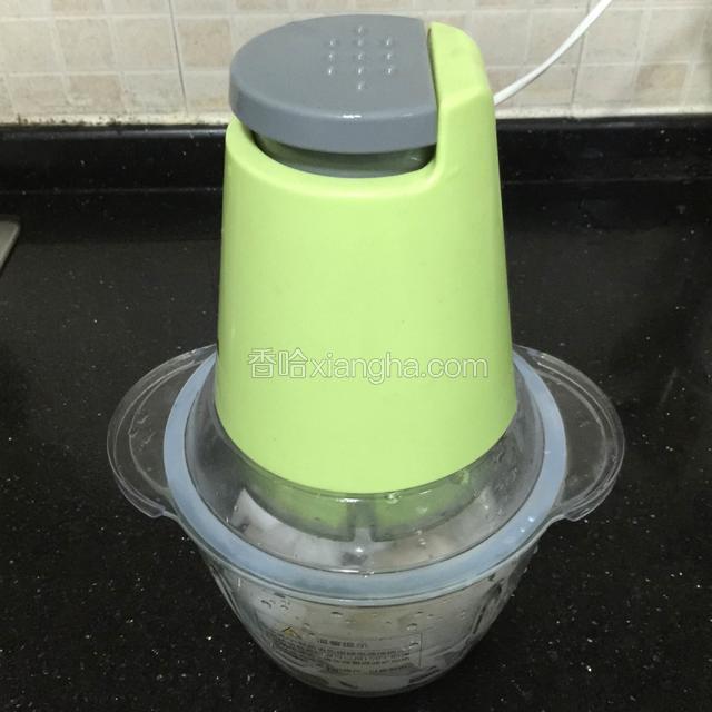 墨鱼肉沥干水，放进绞肉机，搅拌成肉泥。 不要打磨太糜。
PS：如果是做墨鱼丸，就需要打的细腻些。