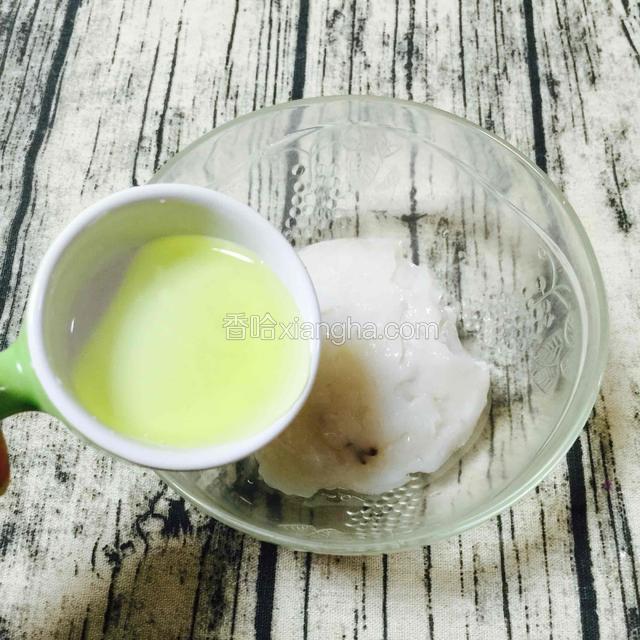 把蛋清加进墨鱼泥。这个份量的墨鱼泥，刚好用一个蛋清。
小窍门：蛋清的量，看肉的多少，可以先添加一半，不然太稀了，导致加太多生粉，就不好吃了。