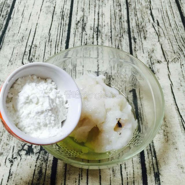加进适量生粉。如图，大约一满汤勺子。
PS：生粉不能多加，不然影响口感。