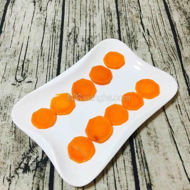 提前把胡萝卜切片，放锅里煮熟，捞起如图摆盘。 待用