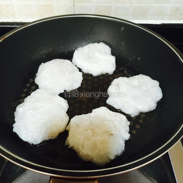把肉泥盘成一个饼状，
放进锅里小火温煎，再用铲子稍微压平。一定要小火
