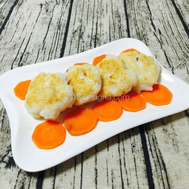 成品图
煎好的墨鱼饼摆盘