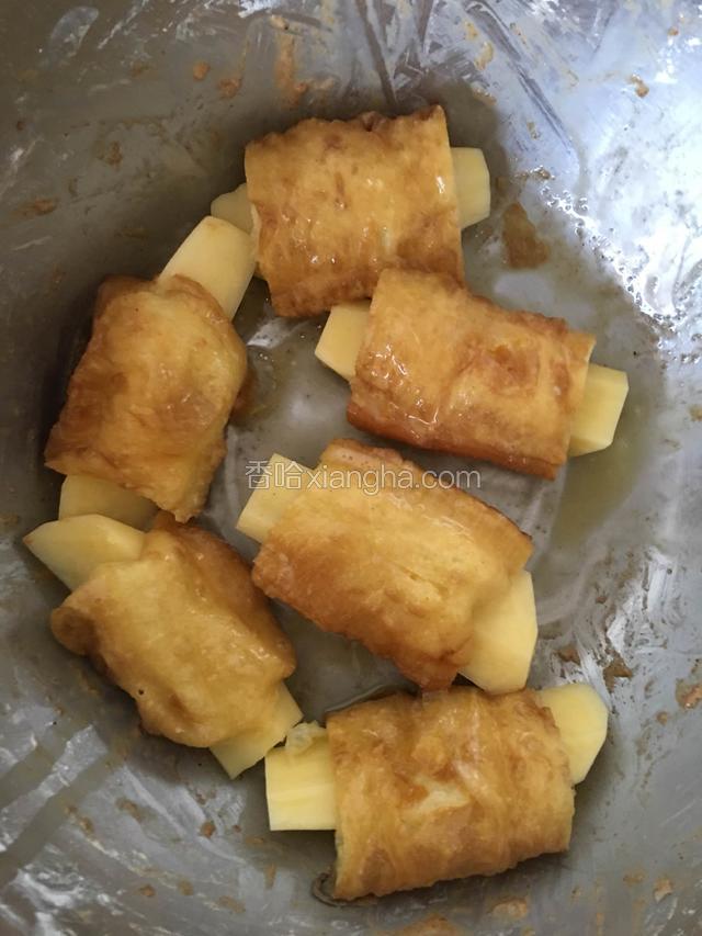 把土豆串在果子里，然后沾上鸡蛋液